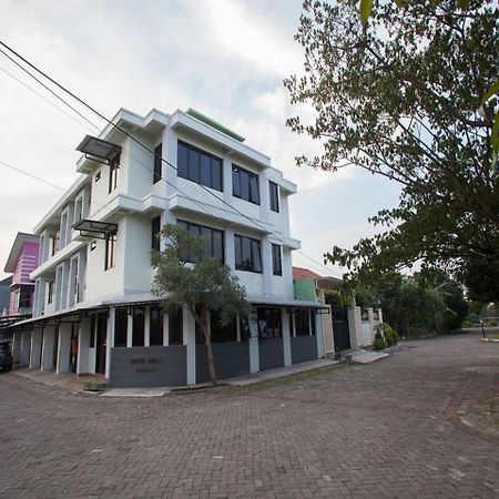 Hotel Reddoorz Syariah Near Dbl Arena 2 Surabaya Exterior foto