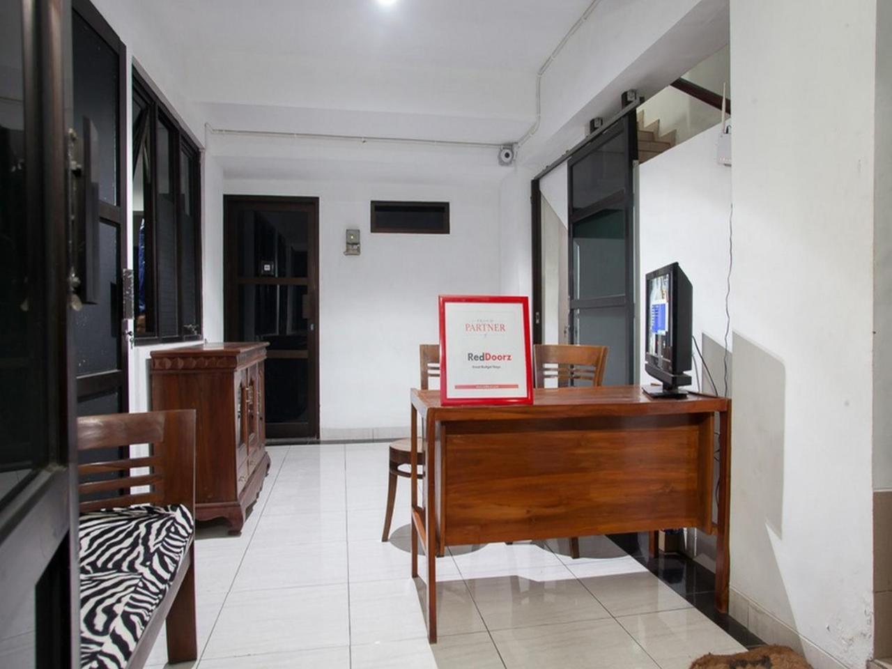 Hotel Reddoorz Syariah Near Dbl Arena 2 Surabaya Exterior foto