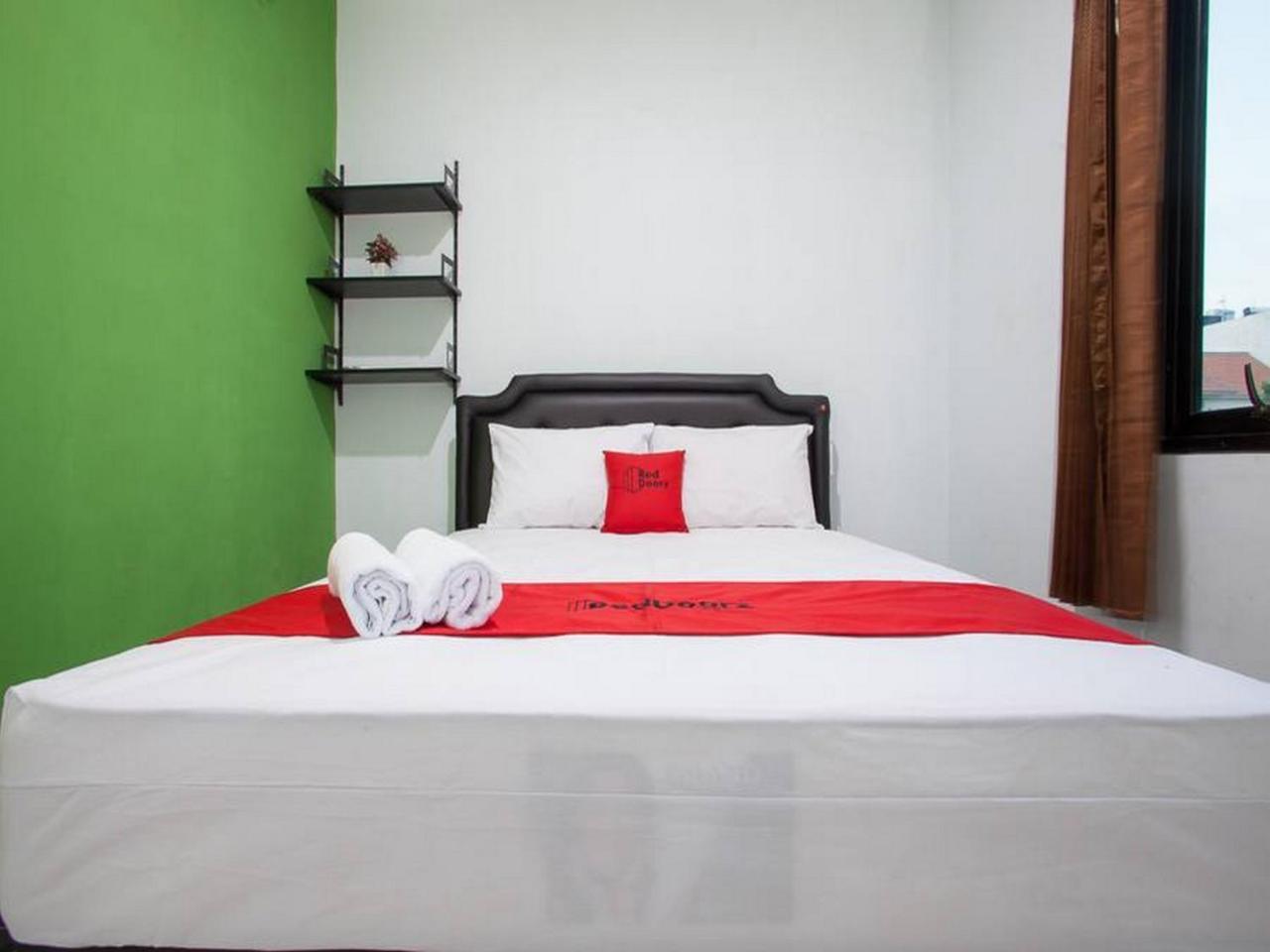 Hotel Reddoorz Syariah Near Dbl Arena 2 Surabaya Exterior foto